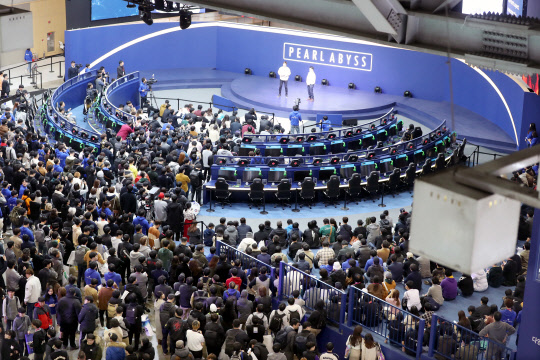 지난 14일 열린 국내 최대 게임전시회인 '지스타 2019' 행사장내 한 게임업체 부스에서 신작 게임 발표회가 진행되고 있는 모습.  부산=연합뉴스